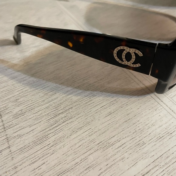 Oleg Cassini sunglasses. - Picture 2 of 7